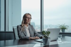 3 Tips for Helping Female CEOs Locate Bulk Transport Trailers