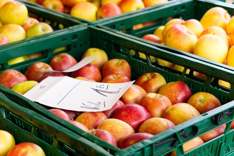 Market, market stall, apples, and harvested