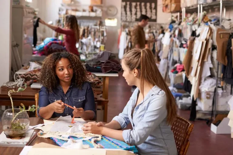 Female Entrepreneurship Analysis Cites 7% EU Participation 2 Small-business discussion illustrating female entrepreneurship