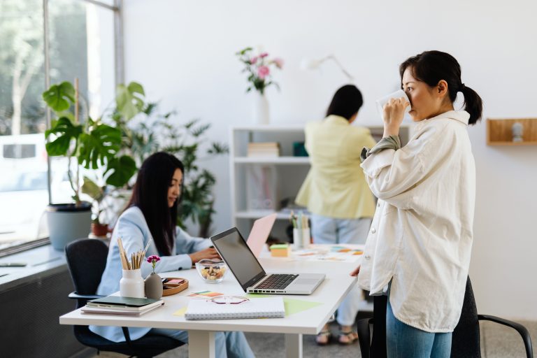 UAE-Based Companies Win 4 Gender Balance Awards 1 Women working at laptops in an office